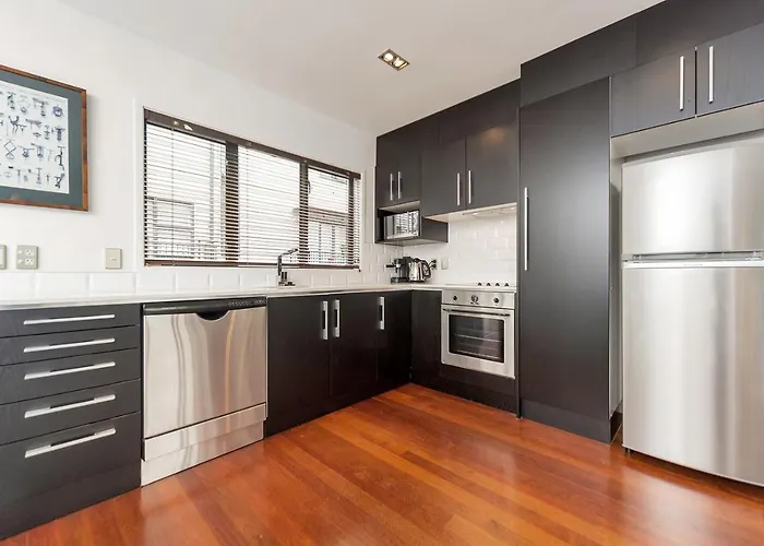 Qv Modern 3 Level Sunny Townhouse