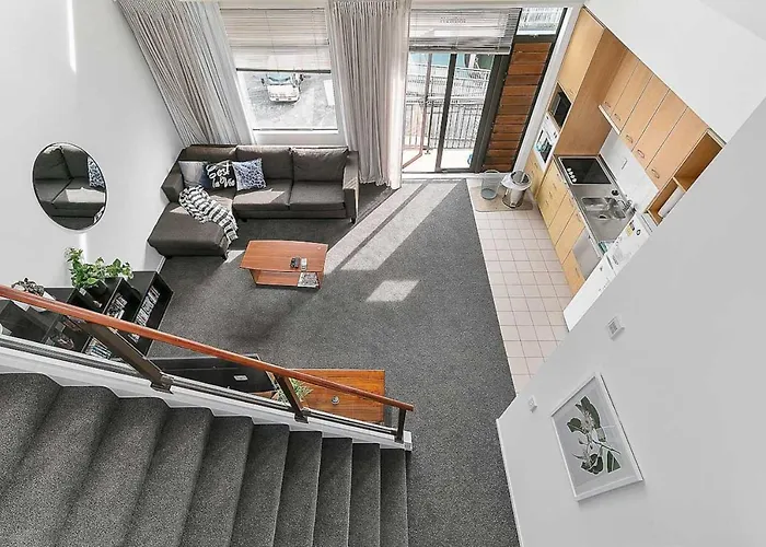 Roomy High-Ceiling Loft Apartment - Free Parking!