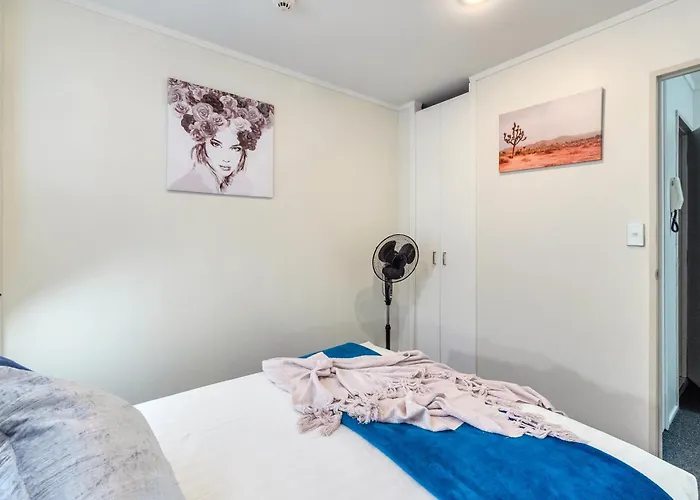 Cityscape Charm Apt W Parking, Views, Pool & Gym