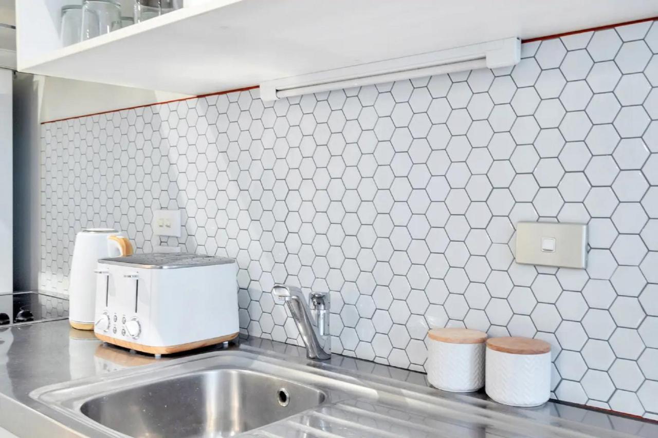 Metro Living Near Skytower And Parking Apartment