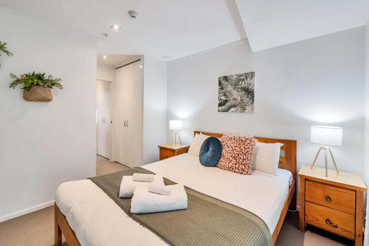 Metro Living Near Skytower And Parking Apartment