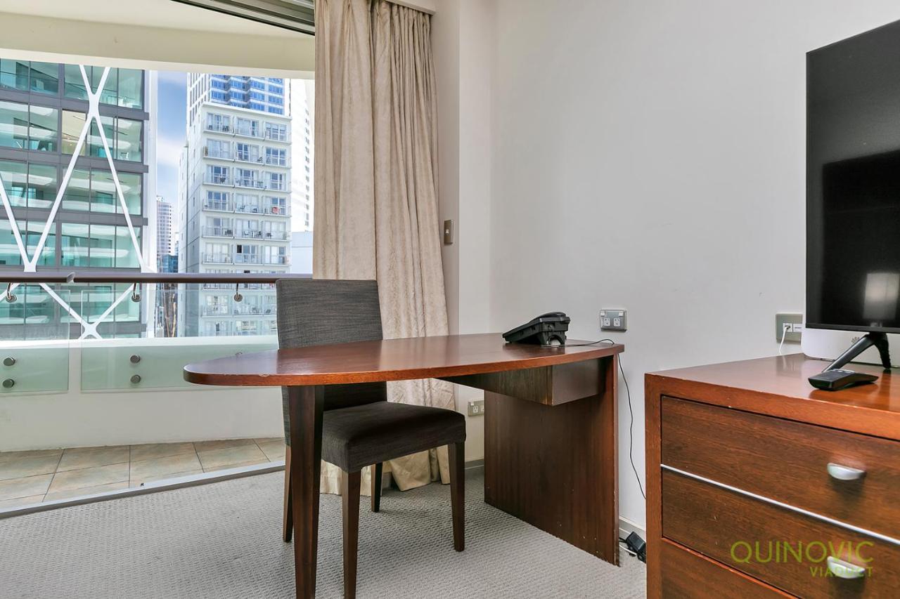 Qv Upscale In A Building-929 *
