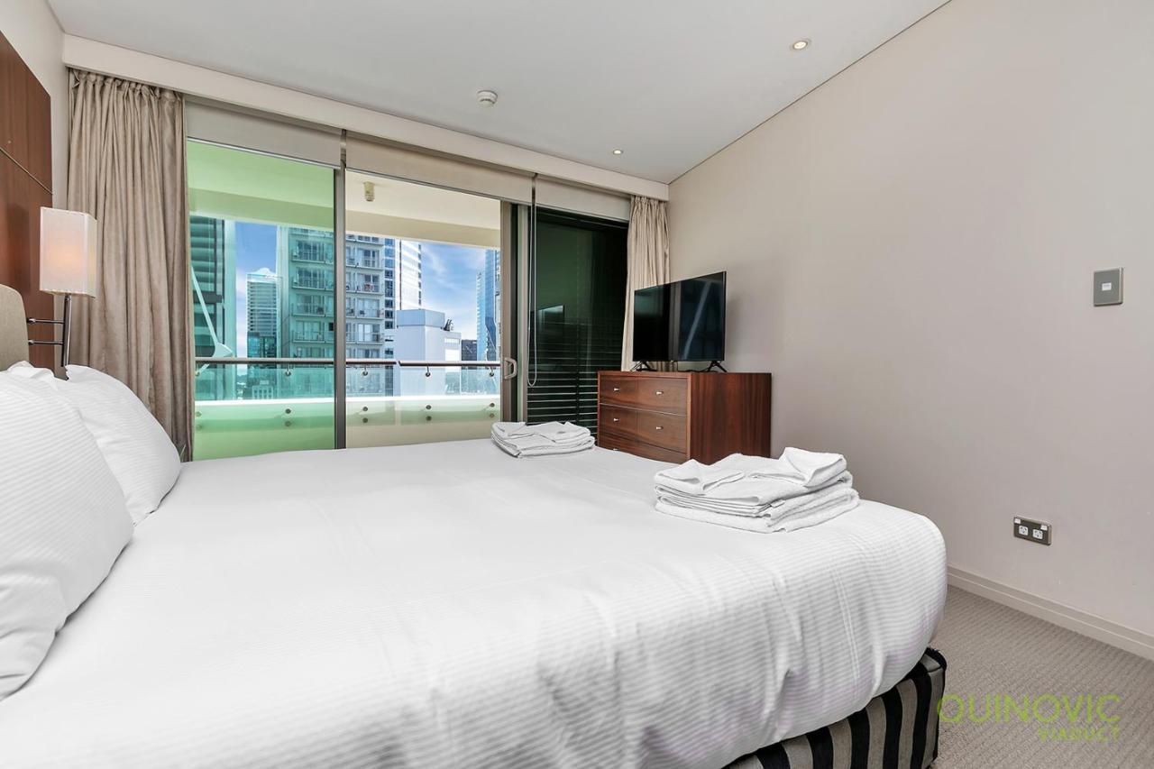 Qv Upscale In A Building-929