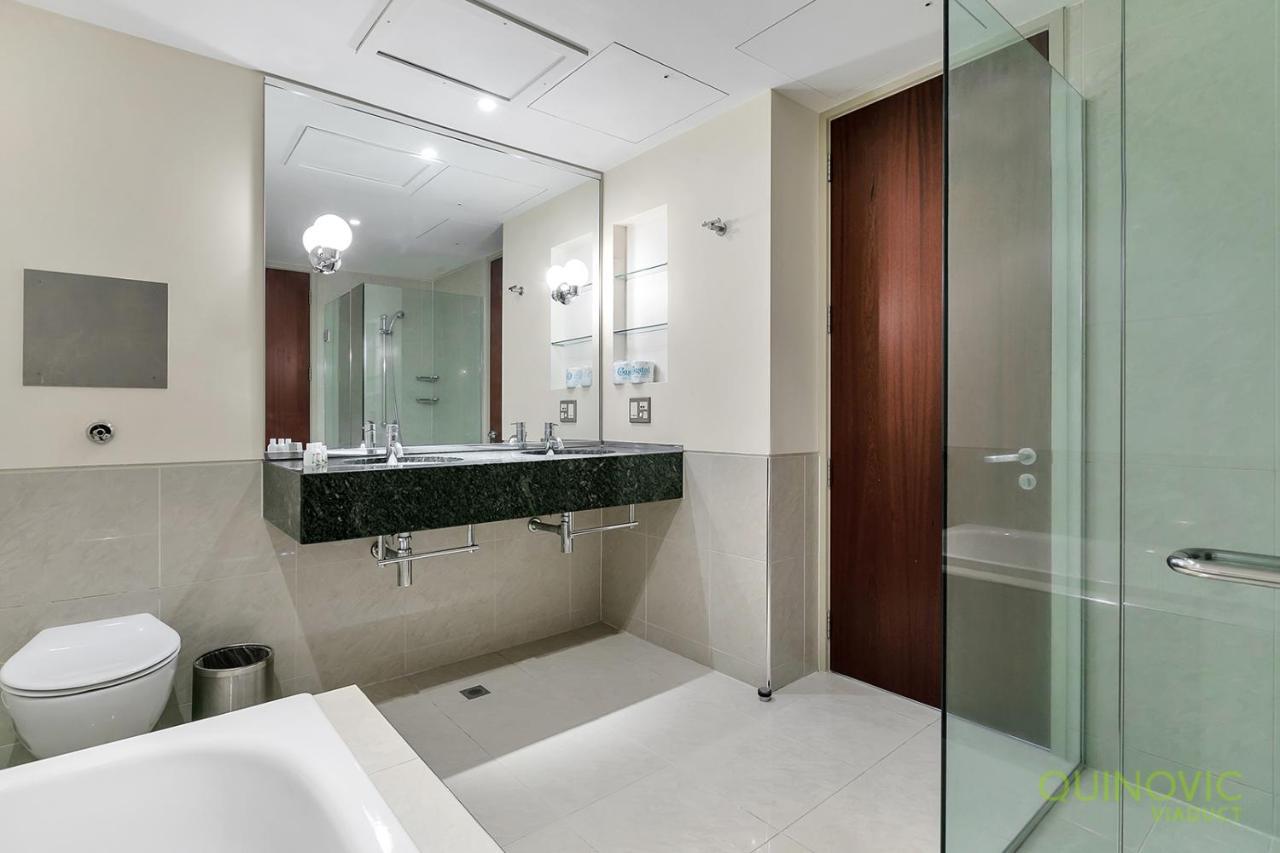 Qv Upscale In A Building-929 *