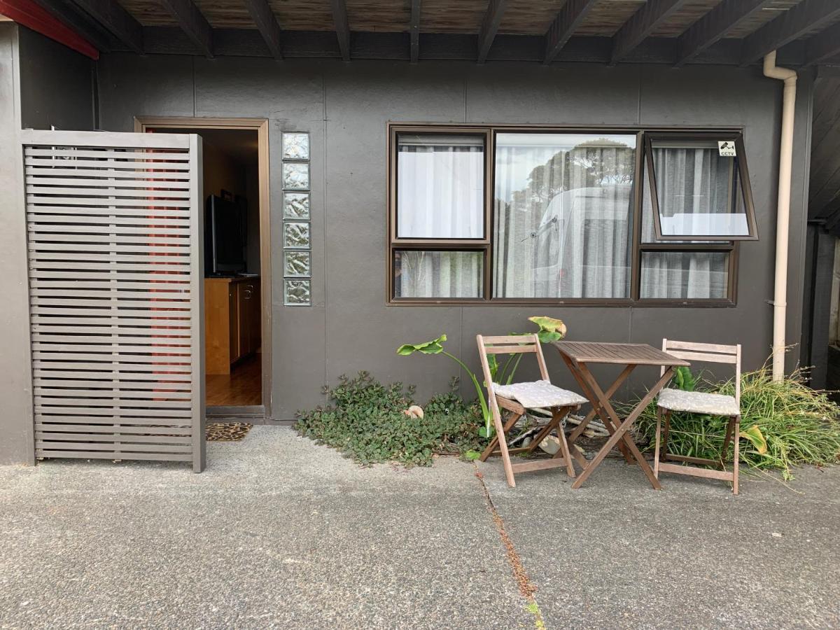 Guest house Opanuku Out West *