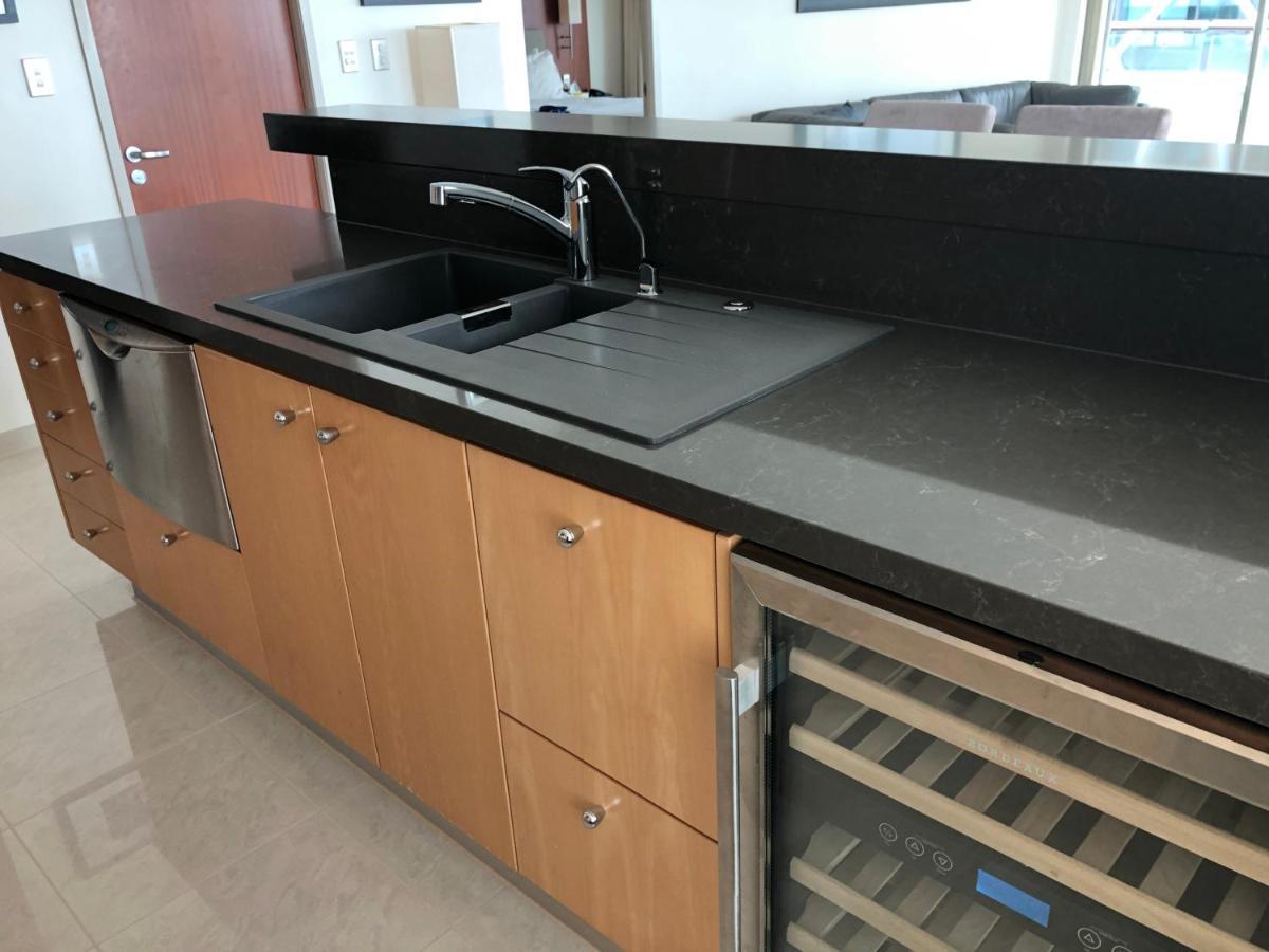 Qv Upscale In A Building-929 *