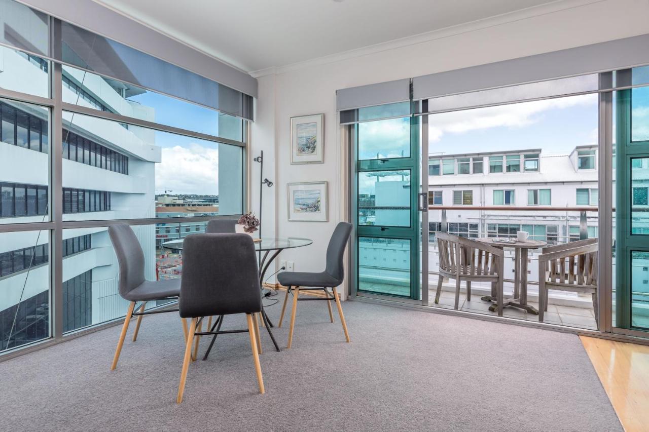 Stunning Waterfront Location With Huge Balcony! Apartment Auckland