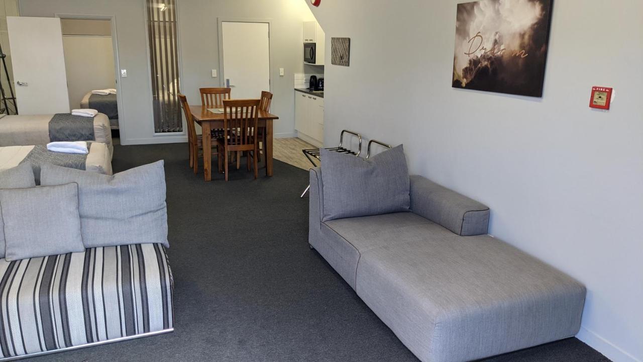 Cozy One Bedroom Near Airport Apartment *