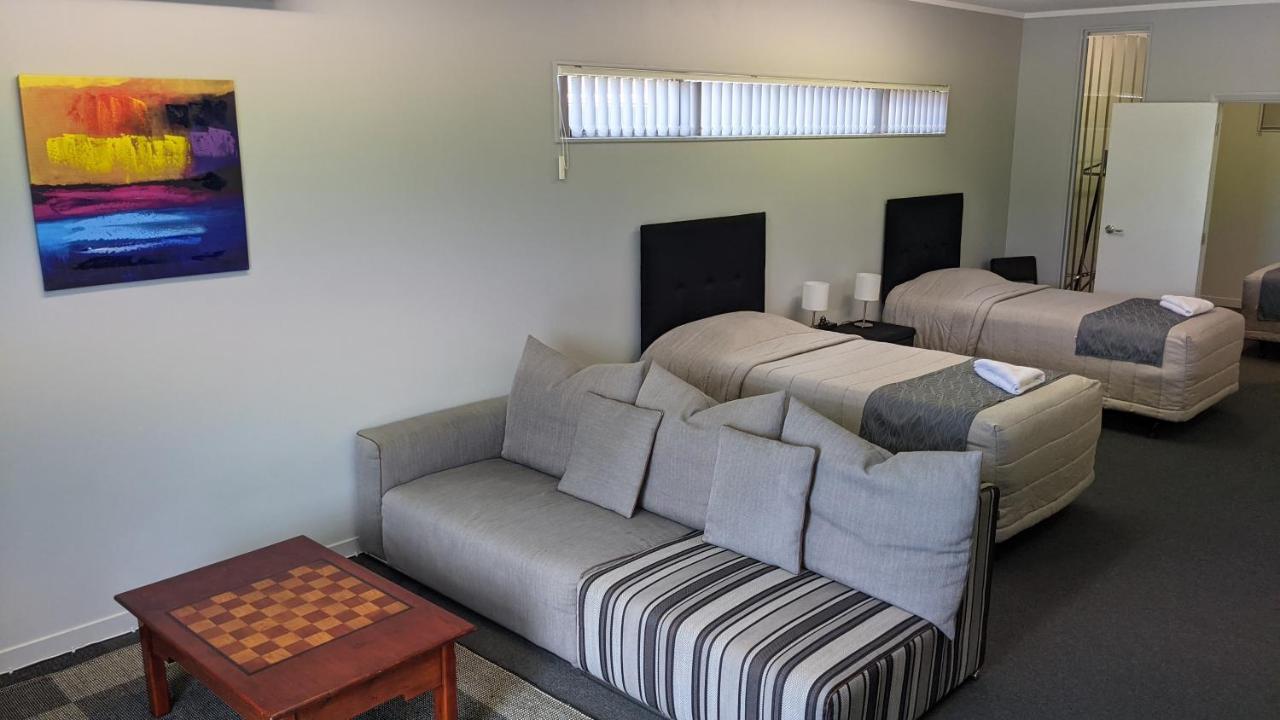 Cozy One Bedroom Near Airport Apartment *