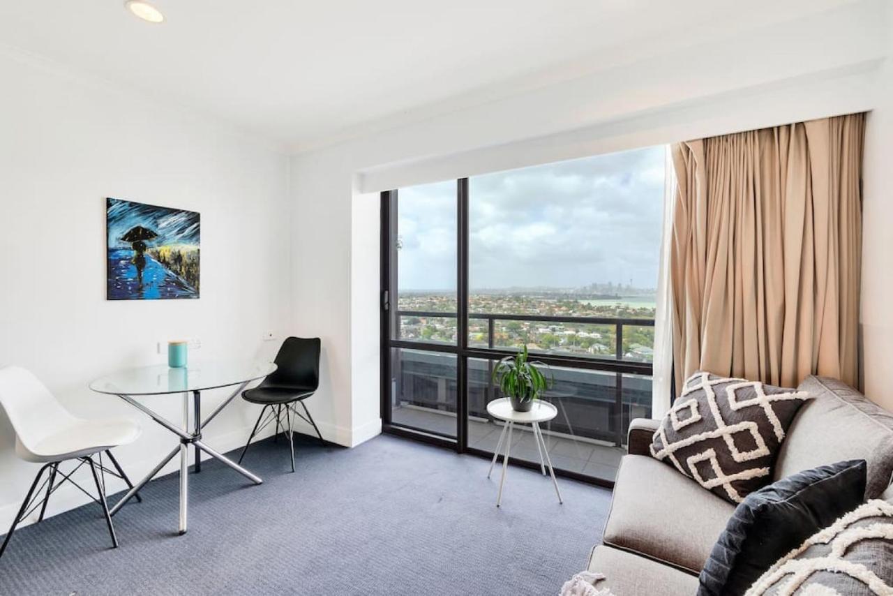 Apartment Skyline Sojourn With Parking And Sea Views Auckland