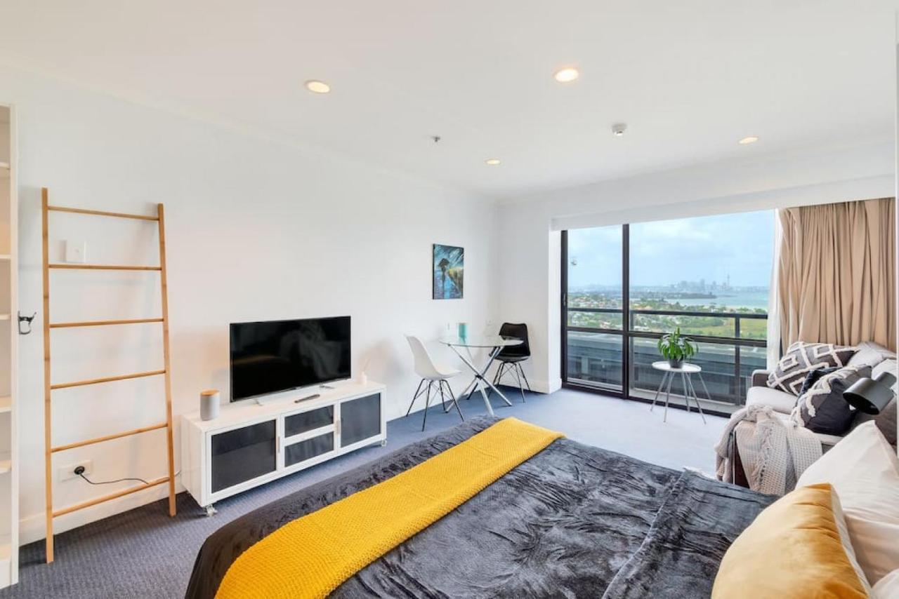 Apartment Skyline Sojourn With Parking And Sea Views Auckland