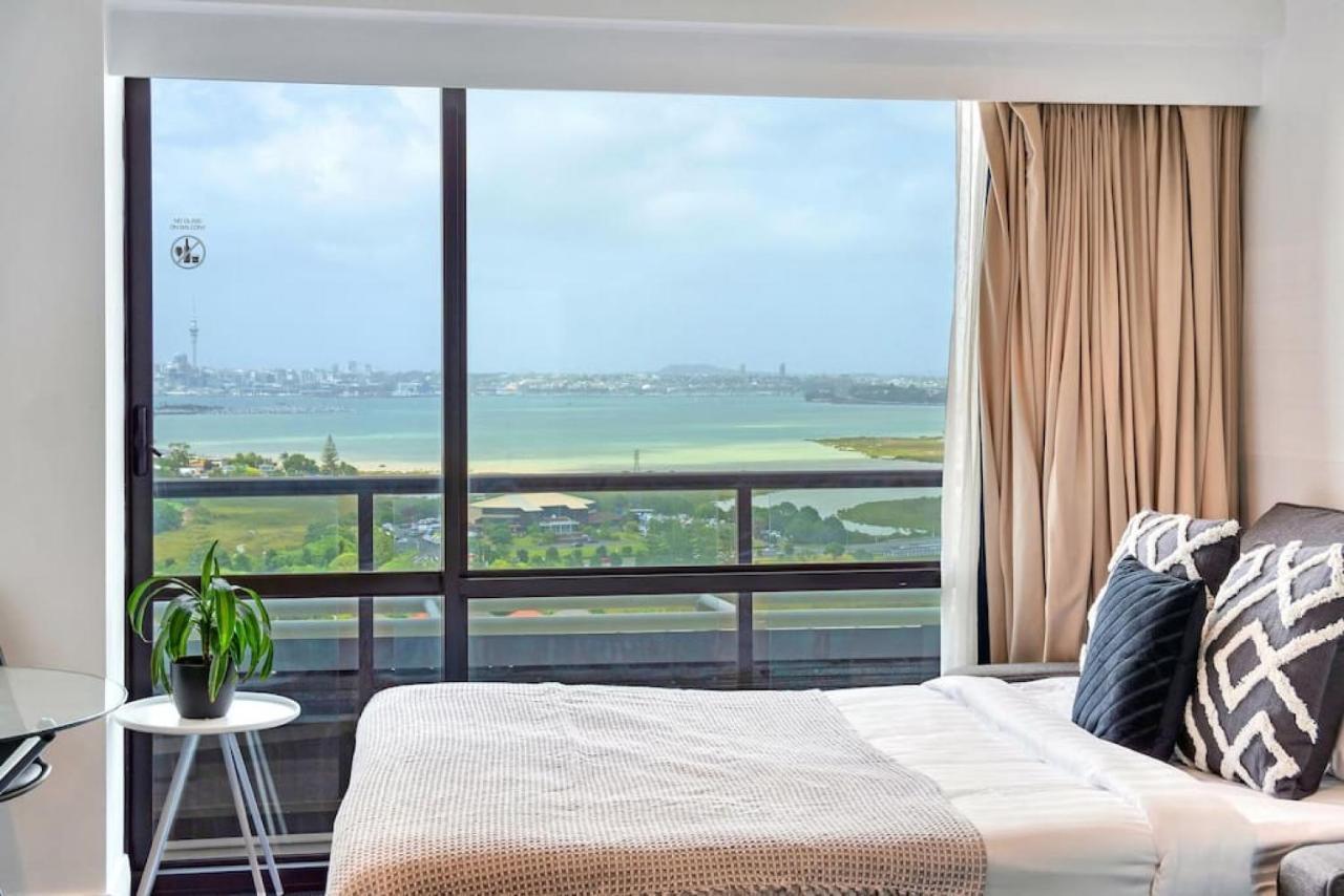 Skyline Sojourn With Parking And Sea Views * Auckland