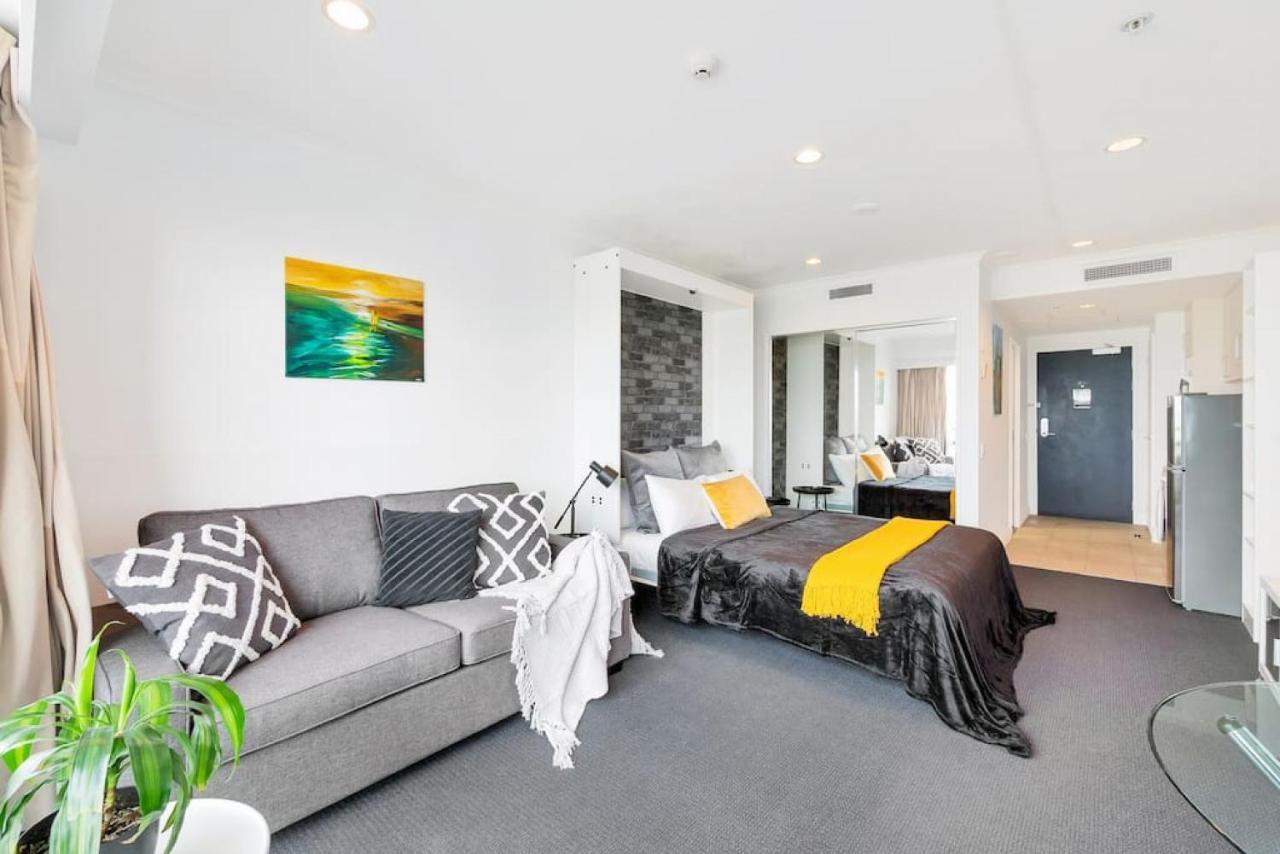 Apartment Skyline Sojourn With Parking And Sea Views Auckland
