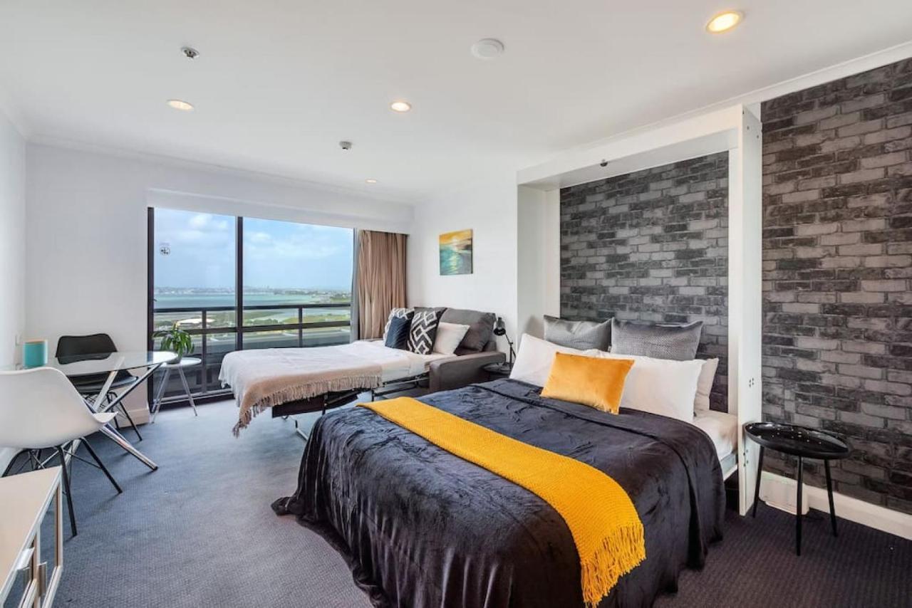 Apartment Skyline Sojourn With Parking And Sea Views Auckland