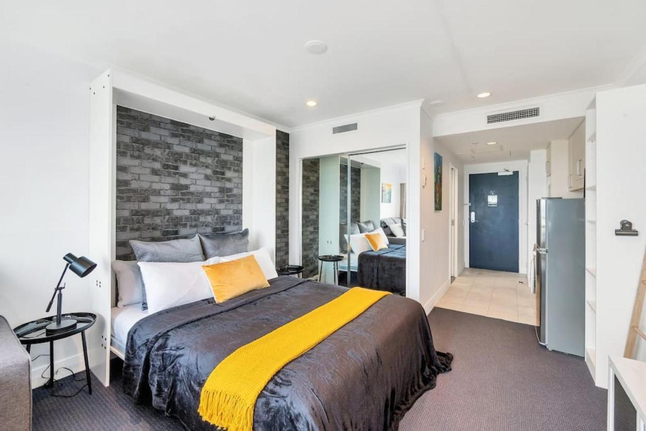 Skyline Sojourn With Parking And Sea Views Auckland
