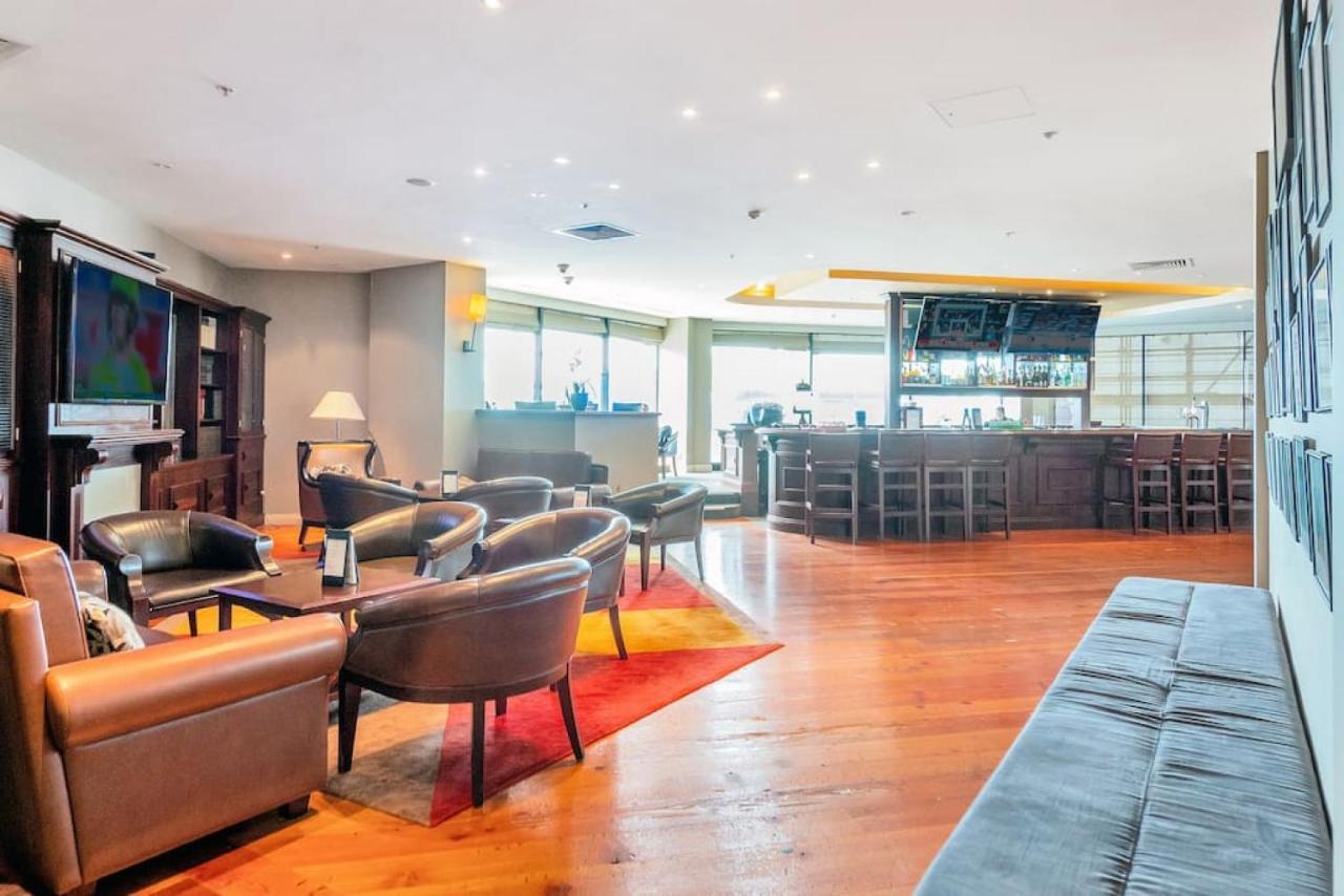 Skyline Sojourn With Parking And Sea Views Auckland
