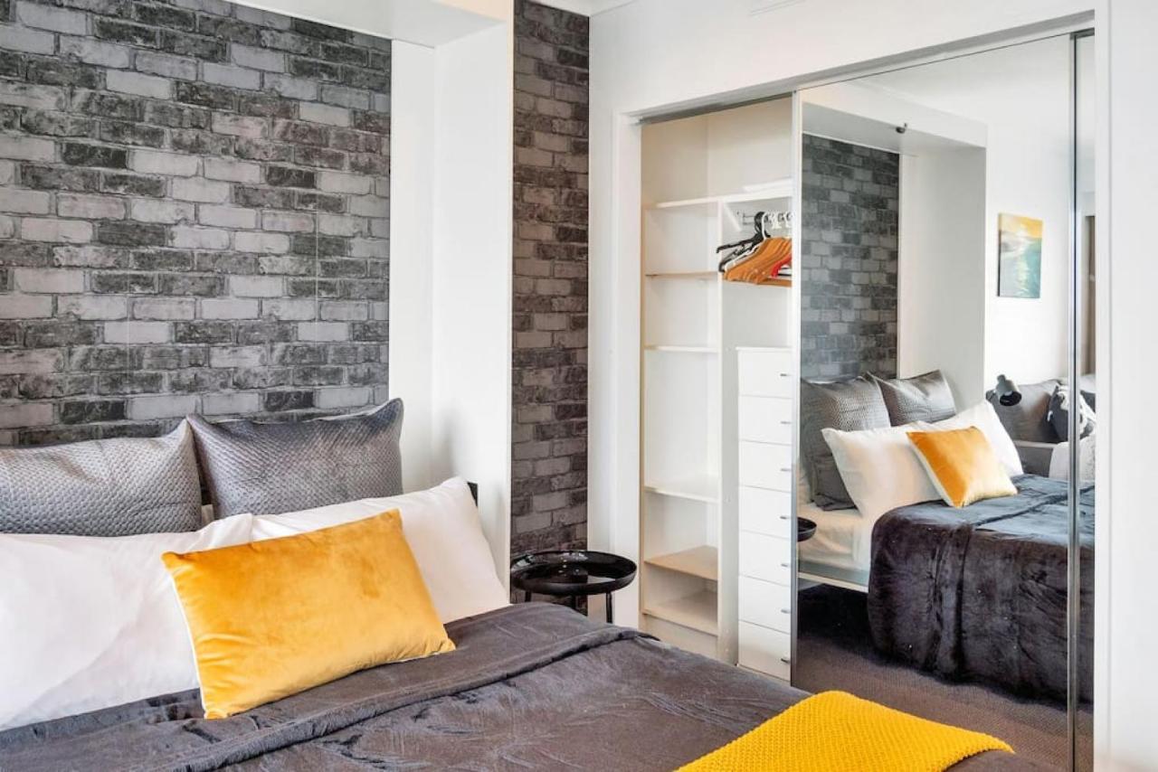 Apartment Skyline Sojourn With Parking And Sea Views