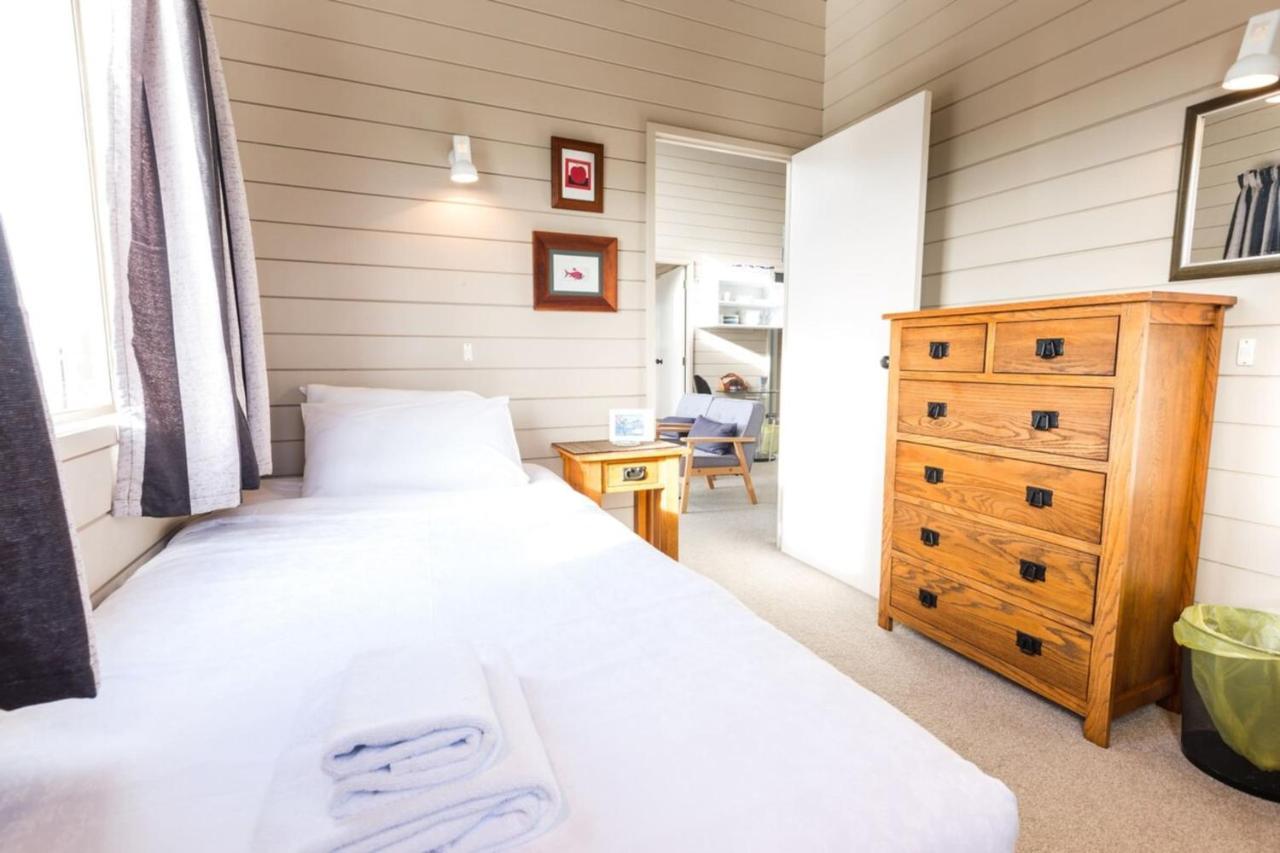 Harbour And Coastal 3 Bedroom With Path Views * Auckland
