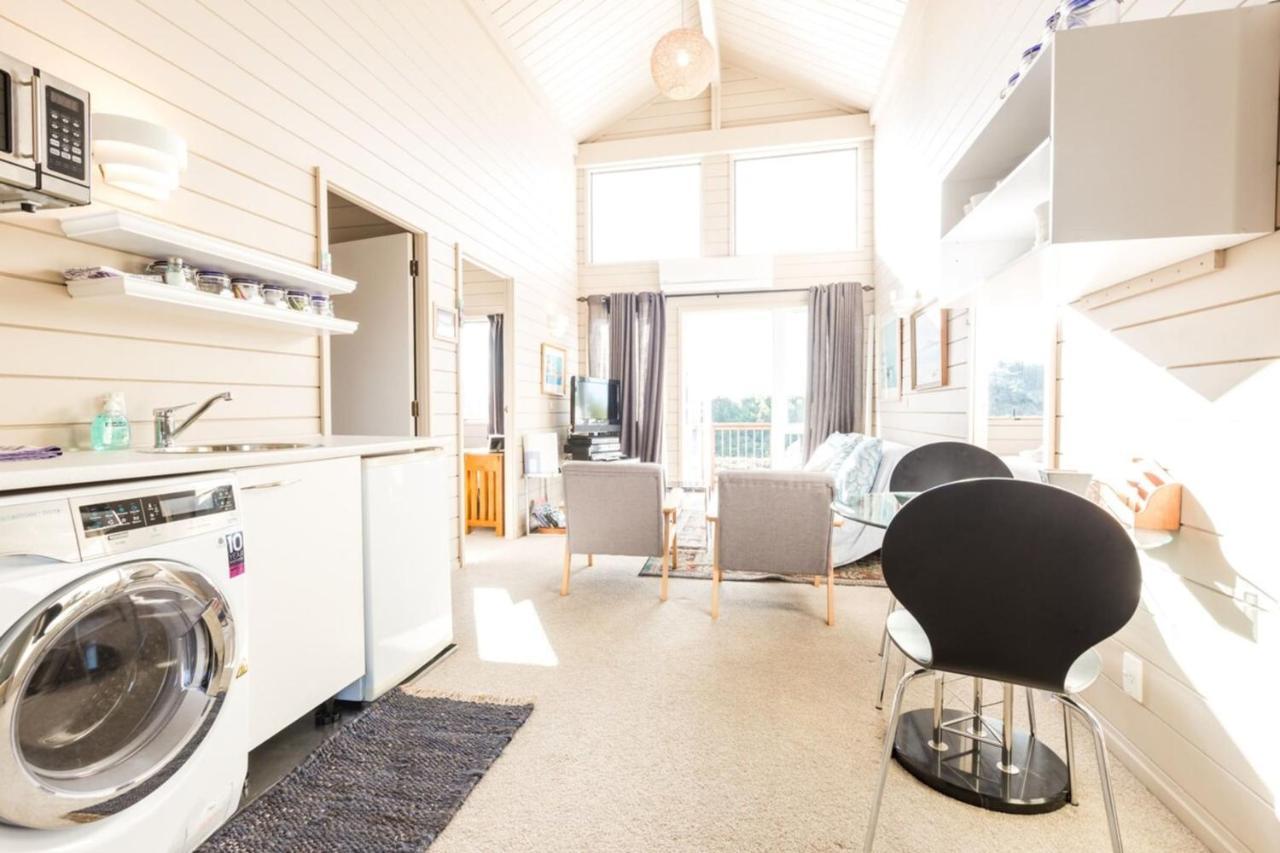 Harbour And Coastal 3 Bedroom With Path Views * Auckland