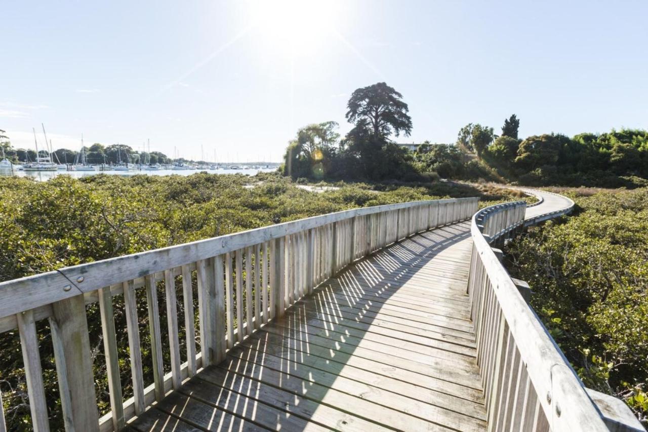 Harbour And Coastal 3 Bedroom With Path Views Apartment Auckland