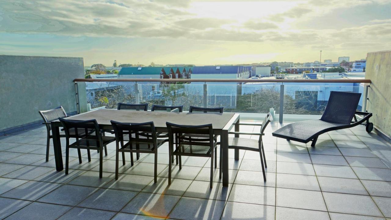 City Fringe With Sky Tower And City Views * Auckland