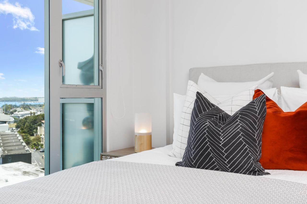 Inner City With Harbour Views Apartment