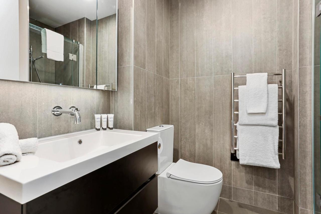Apartment Luxury Comfort With Lush Park Views & Free Carpark