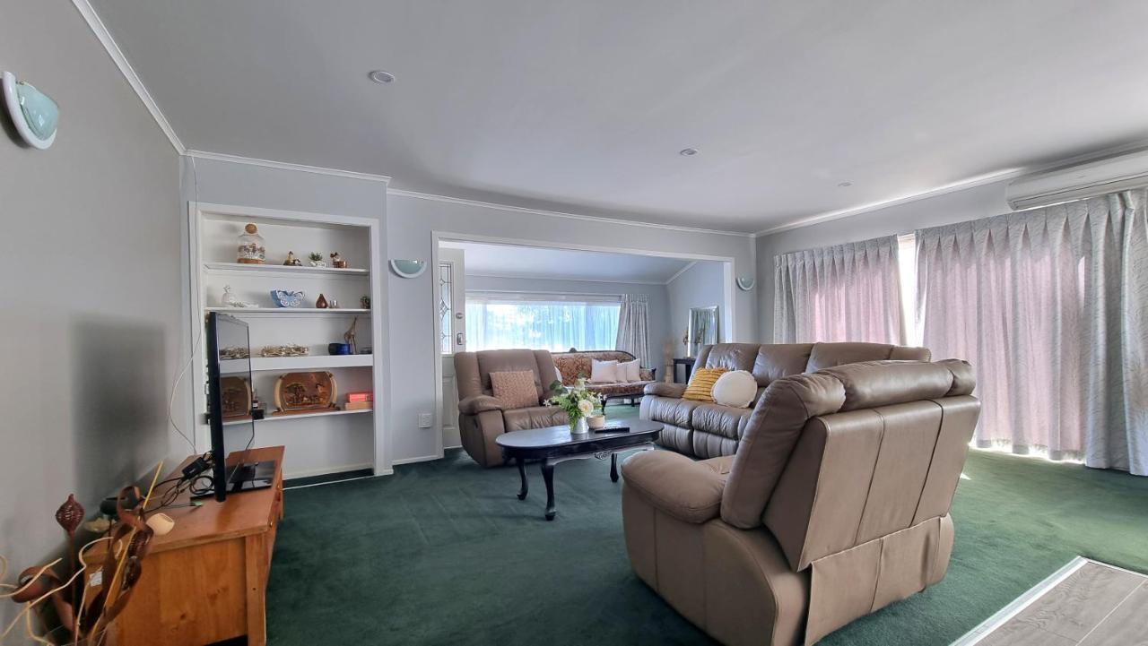 Holiday home Spacious 4 Bedroom With Free Parking
