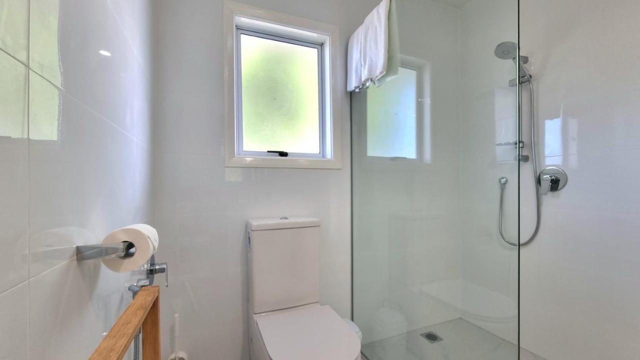 Holiday home Spacious 4 Bedroom With Free Parking *