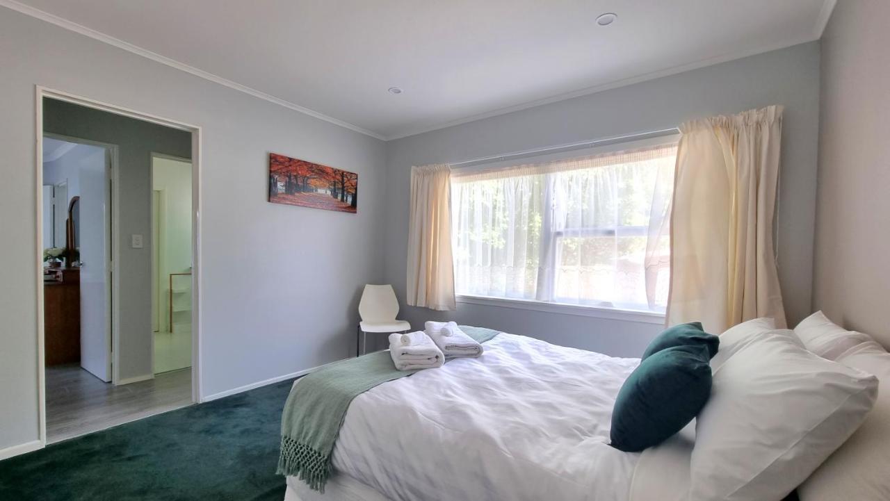 Spacious 4 Bedroom With Free Parking Holiday home Auckland