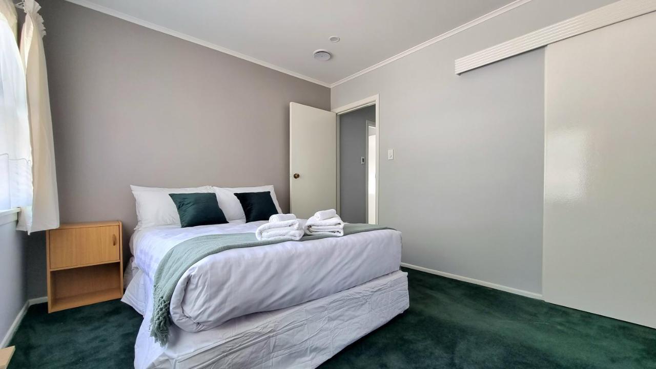 Holiday home Spacious 4 Bedroom With Free Parking