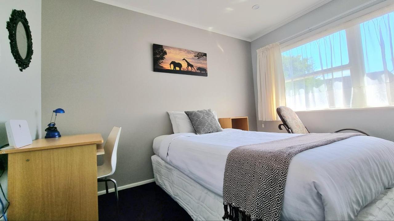 Holiday home Spacious 4 Bedroom With Free Parking *