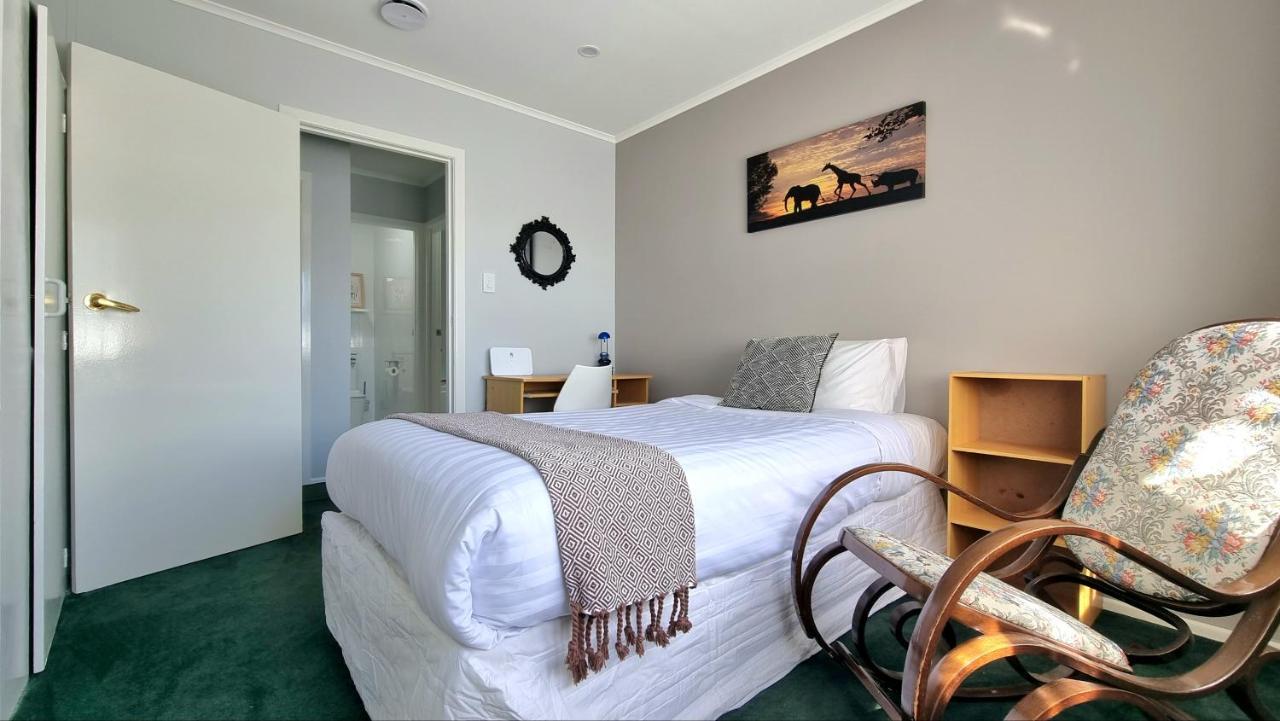Spacious 4 Bedroom With Free Parking Holiday home Auckland