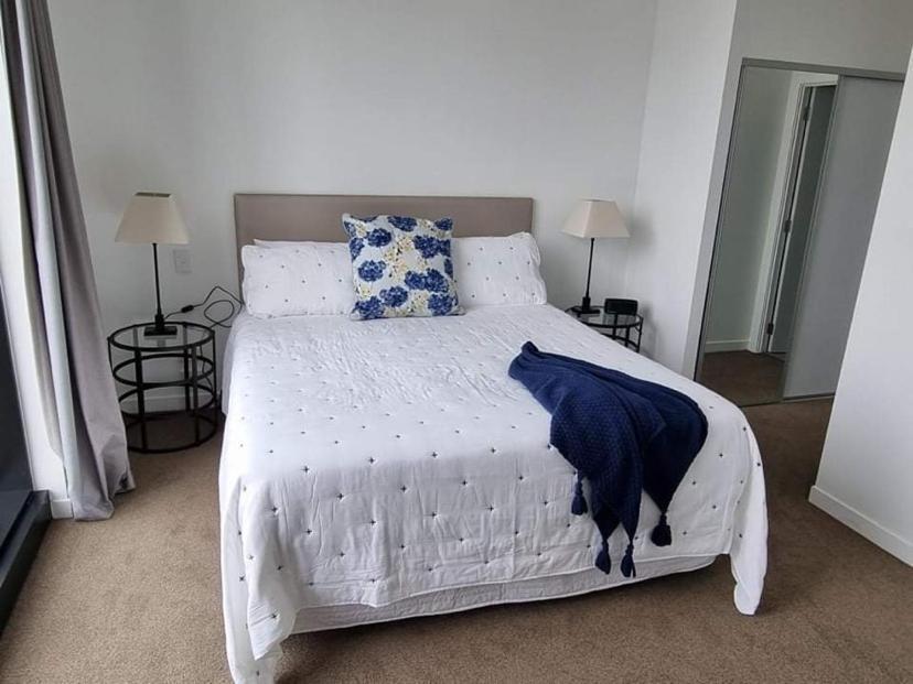 Modern, Central City, Penthouse Floor Apartment. * Auckland