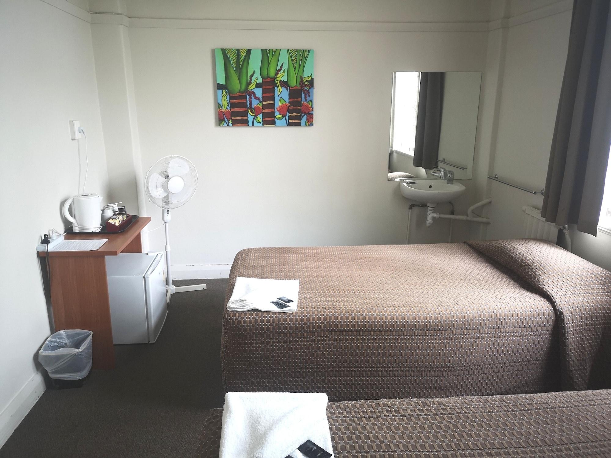 Kiwi International Hotel 2*