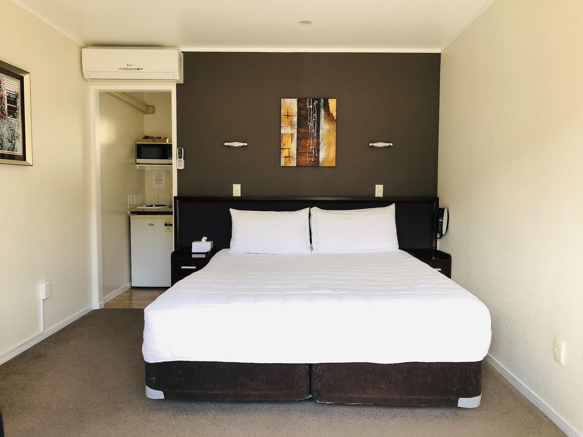 Tudor Court Motor 4*
