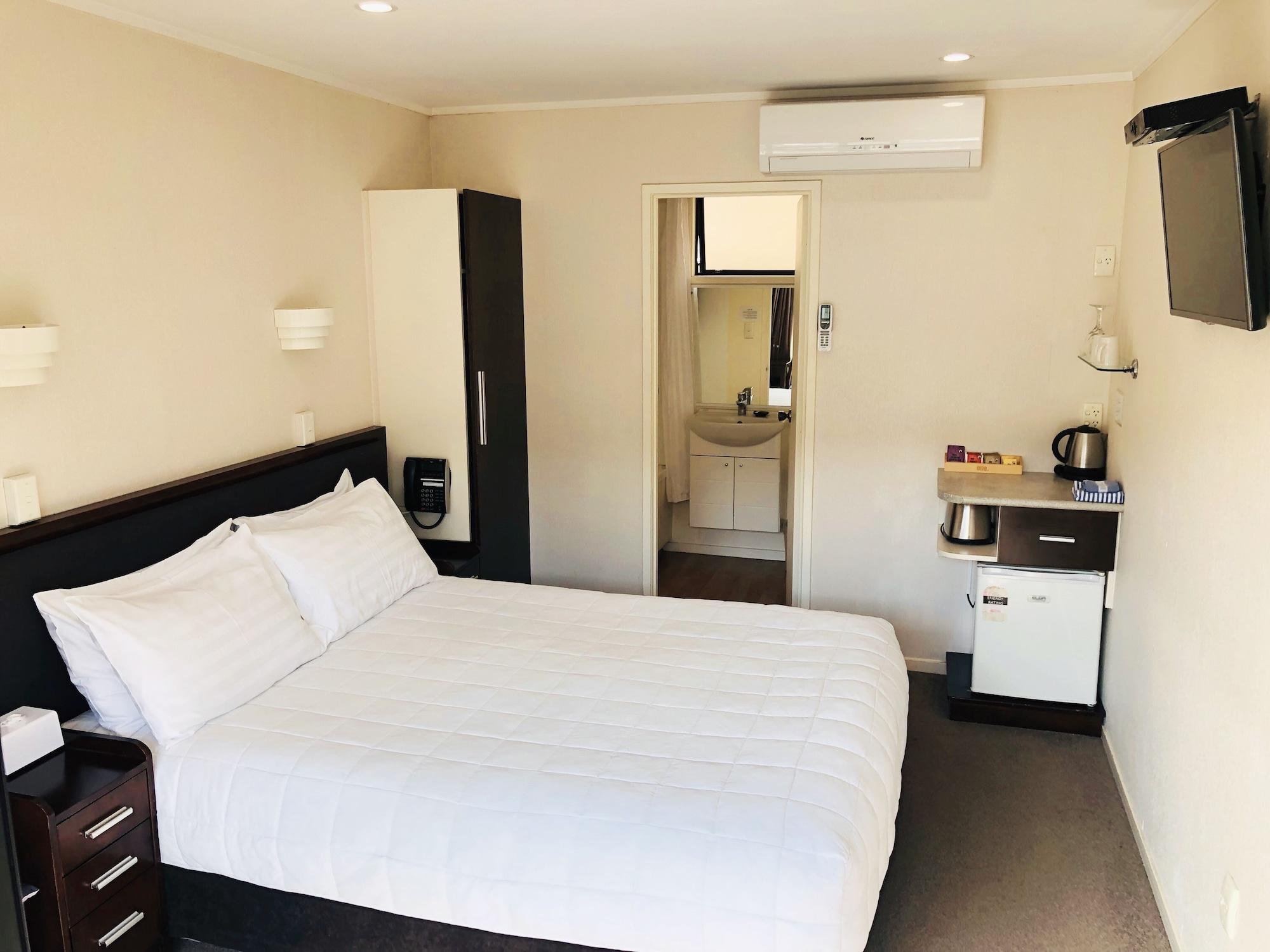 Tudor Court Motor 4*