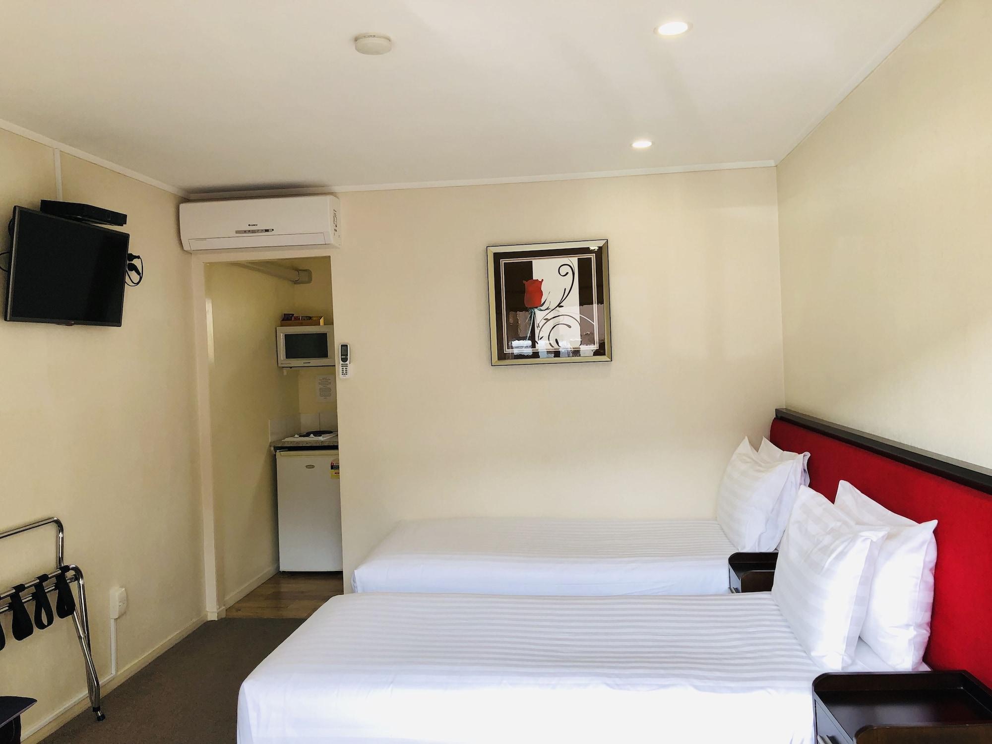 Tudor Court Motor 4*