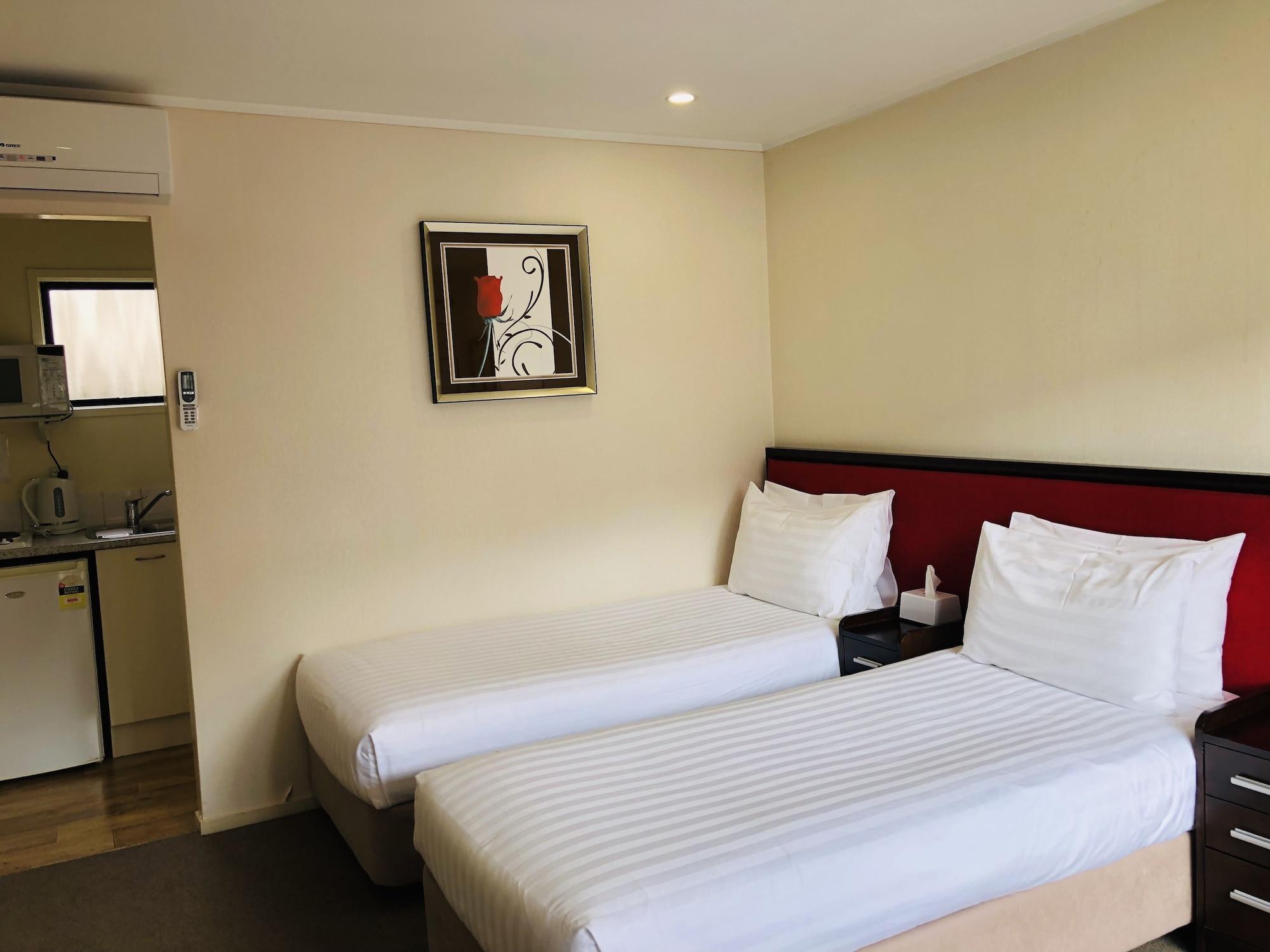 Tudor Court Motor Motel 4*