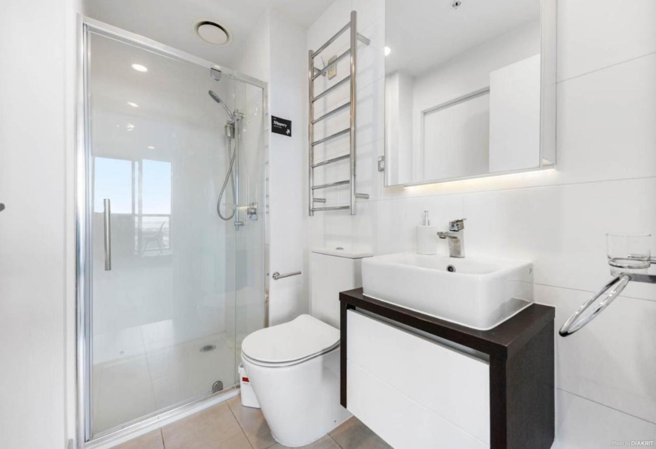 Magnificent Skytower, Sea, Habour View In Cbd Apartment Auckland