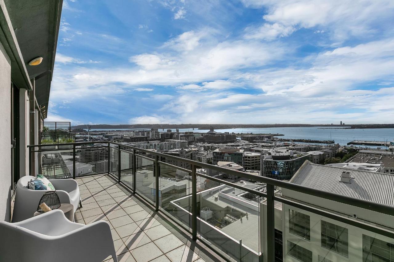 Apartment Sky-high Seascape - A Starlight Delight!