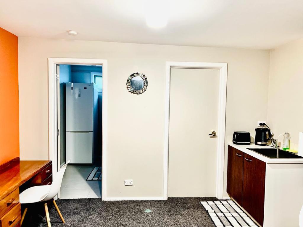 Private Self Checkin And 2 Parking Netflix Prime Homestay