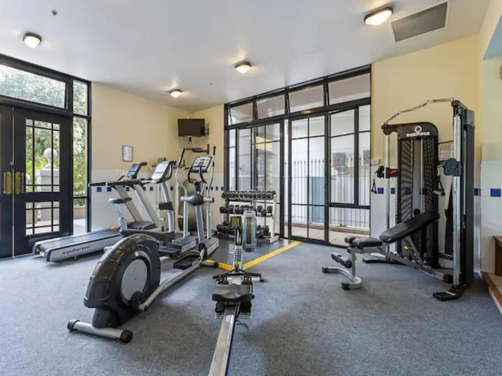 Stunning Sky Tower View Pool And Gym! Apartment *