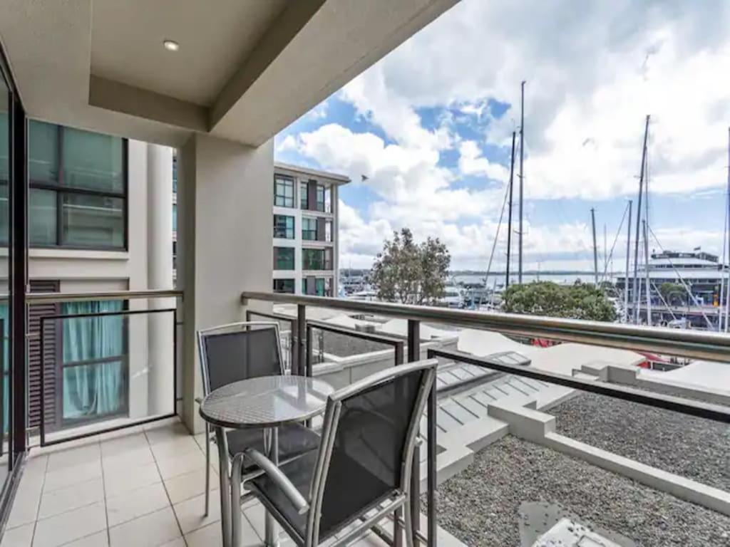 Apartment Viaduct 1-bedroom With Balcony!
