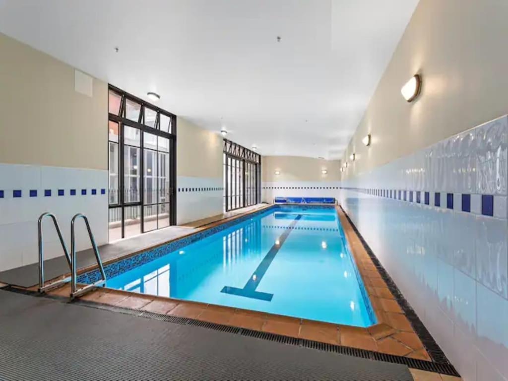 Stunning Sky Tower View Pool And Gym! Apartment