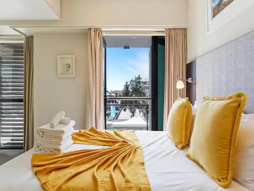 Viaduct 1-bedroom With Balcony! *