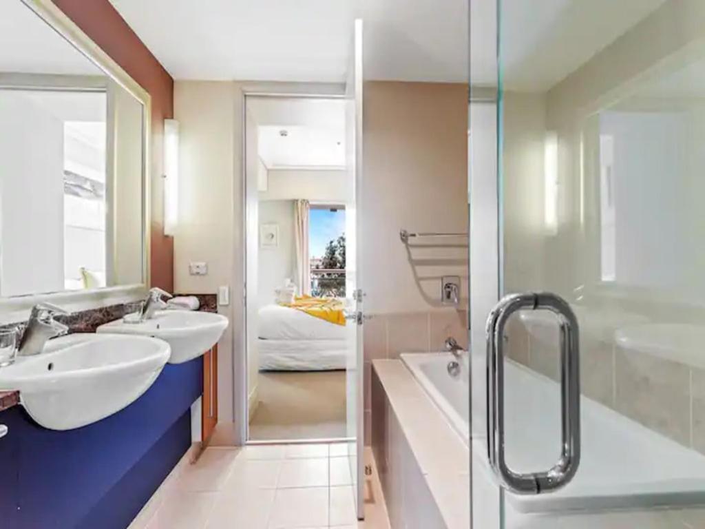Apartment Viaduct 1-bedroom With Balcony!