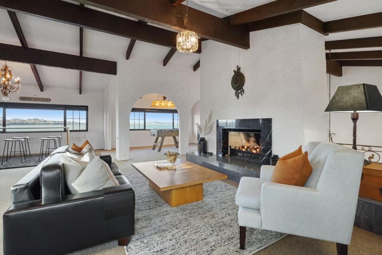Magnificent Beachfront Mansion - Pool - Fireplace Auckland
