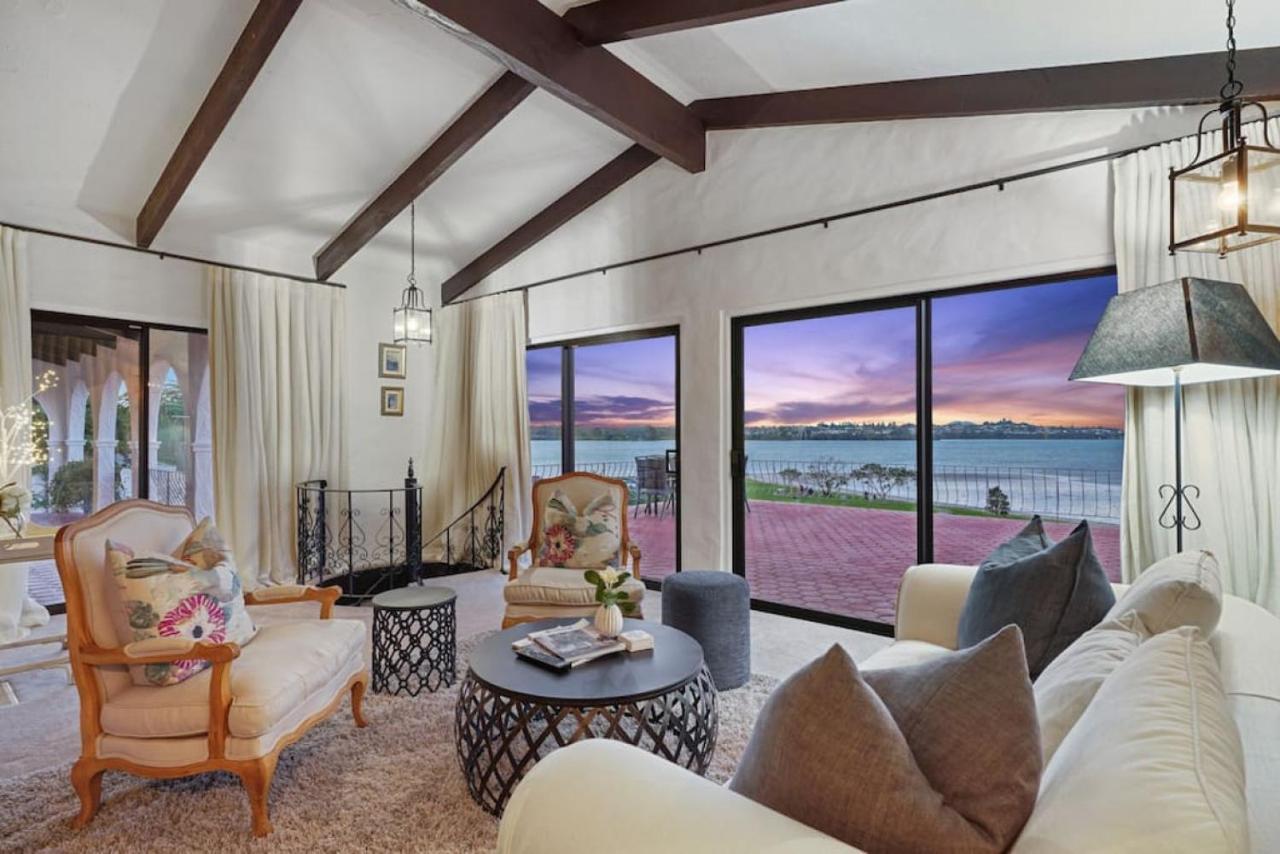 Magnificent Beachfront Mansion - Pool - Fireplace * Auckland