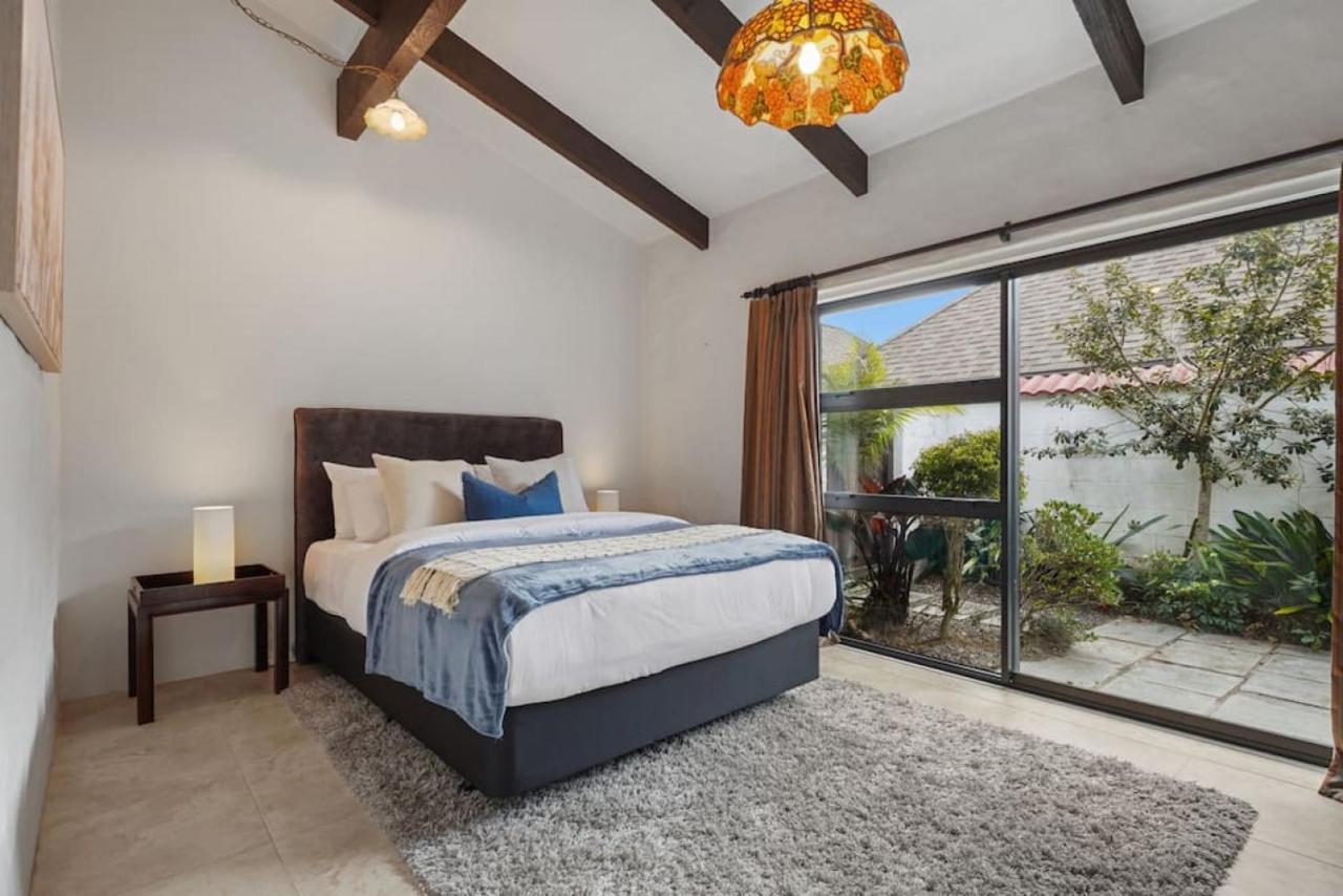 Magnificent Beachfront Mansion - Pool - Fireplace Auckland